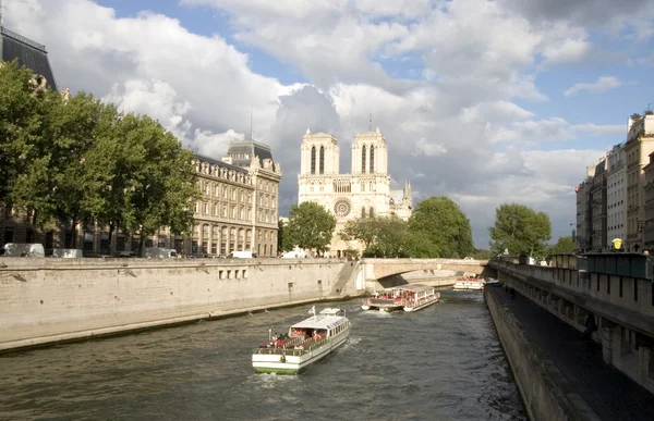 パリのセーヌ川の漂流の観光 — ストック写真