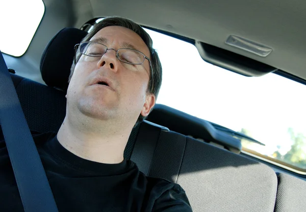 Sova i bilen — Stockfoto