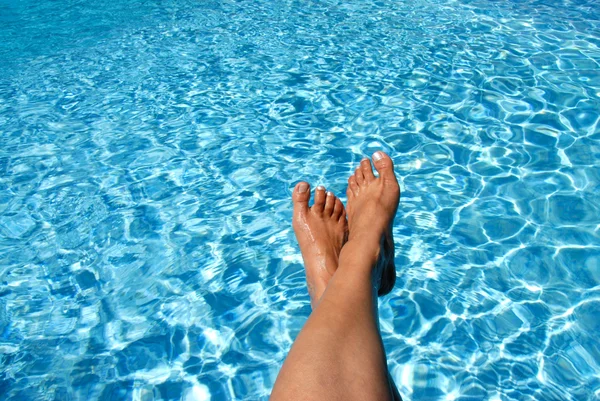 Pieds sur la piscine — Photo