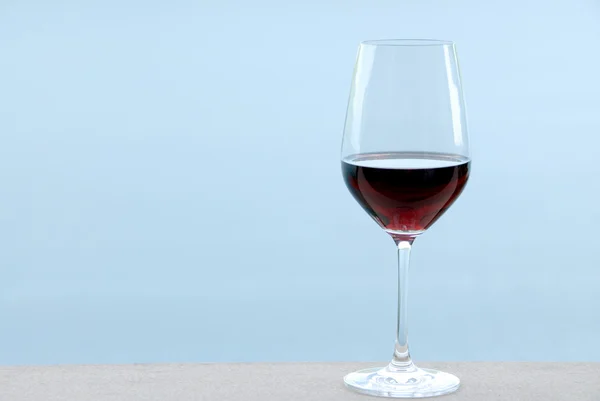 湖のほとりにワインのガラス. — ストック写真