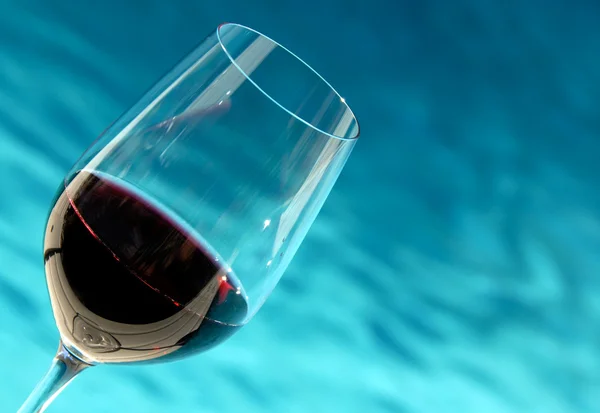 Kieliszek do wina przy basenie — Zdjęcie stockowe