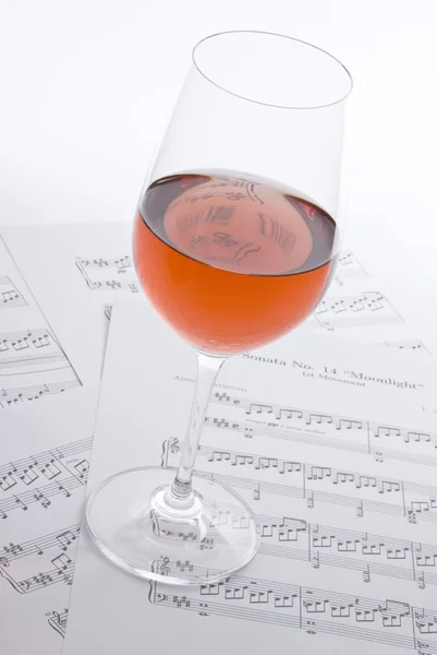 Вино и нотный лист — стоковое фото
