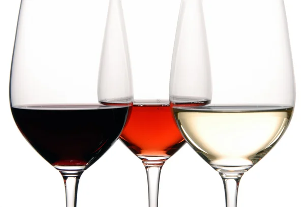 Tre bicchieri di vino riempiti con vino bianco, roseo e bianco — Foto Stock