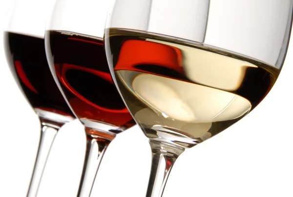 Três copos de vinho cheios de vinho colorido — Fotografia de Stock