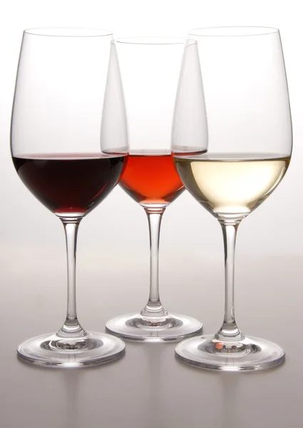 Trois verres à vin remplis de vin coloré — Photo