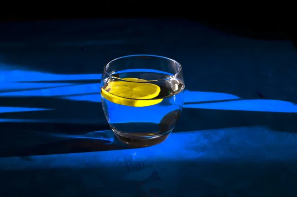 レモンをグラスに入れた水 ロイヤリティフリーのストック画像