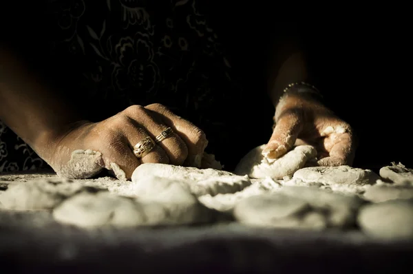 Gyönyörű női kezek dagasztani a tésztát sütés Stock Fotó