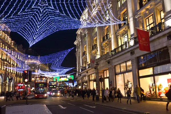 Londra regent street Noel ışıkları ile dekore edilmiştir. — Stok fotoğraf