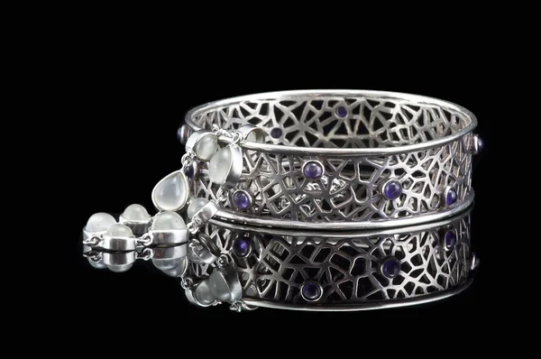 Stříbrný náramek a náhrdelník — Stock fotografie