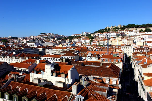 在商业区和城堡山，里斯本，葡萄牙 — 图库照片