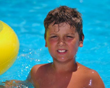 çocuk sarı yaşam çizgisi ile yaz yüzme havuzunda