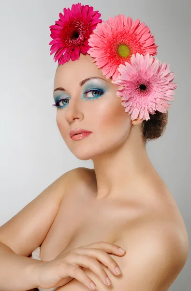 Chica con flor de gerberas —  Fotos de Stock