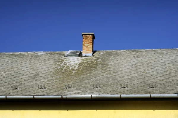 Chimeneas en el techo — Foto de Stock