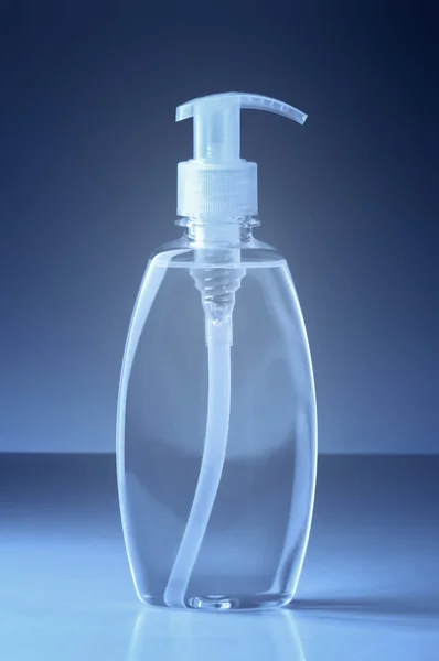 Flaschen mit Feuchtigkeitscremes auf blau — Stockfoto