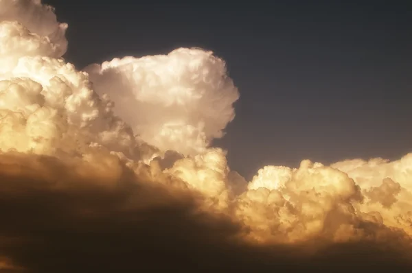 Nubes tormentosas fuertes vendavales — Foto de Stock