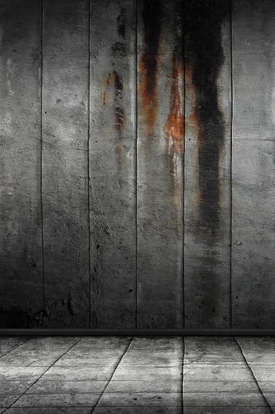 Parede perigosa de concreto com ferrugem — Fotografia de Stock