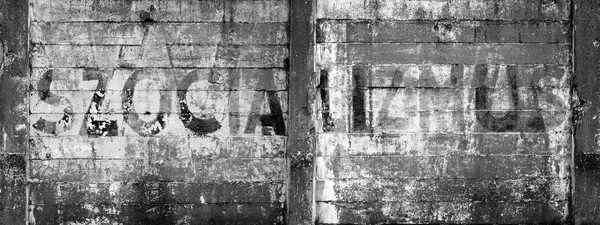 Dinding beton yang berbahaya dengan tulisan — Stok Foto