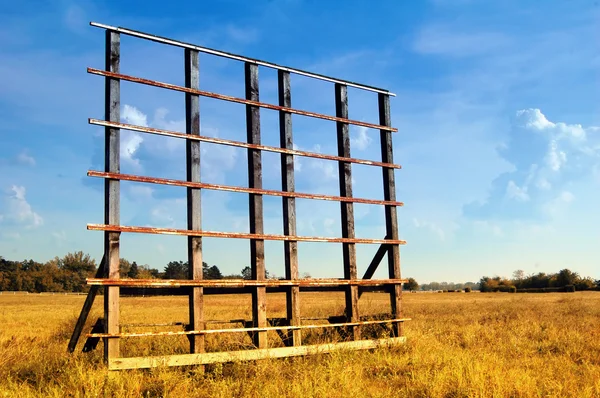 Старая деревянная рама билборда на открытом воздухе — стоковое фото