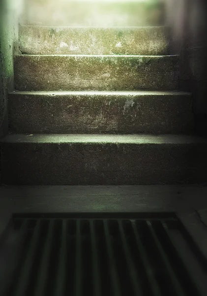 Escadaria de betão à luz — Fotografia de Stock