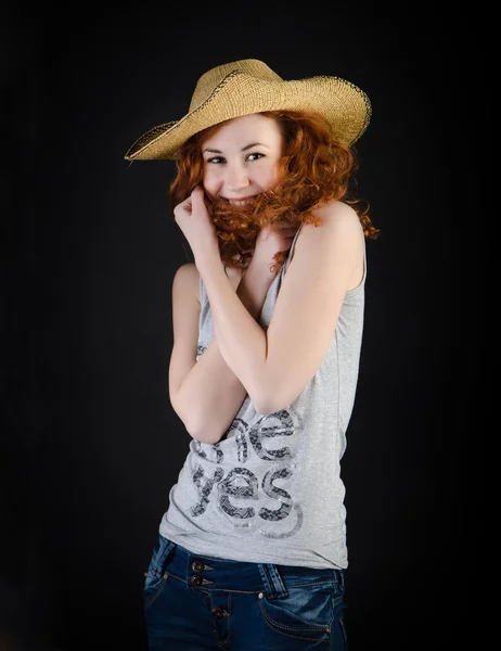 Roodharige meisje in een stro hoed — Stockfoto