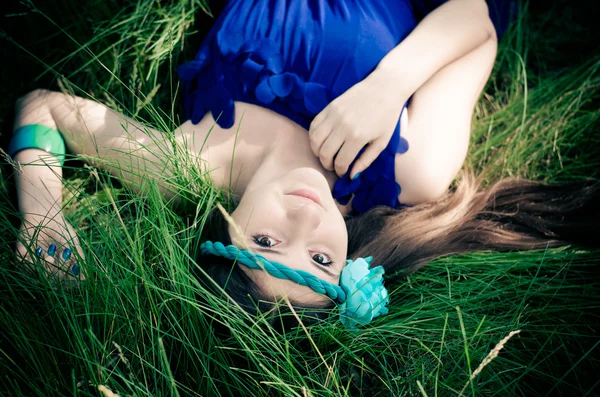 Deitado na grama — Fotografia de Stock