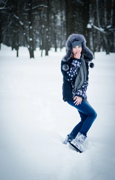 Meisje in het winterbos — Stockfoto