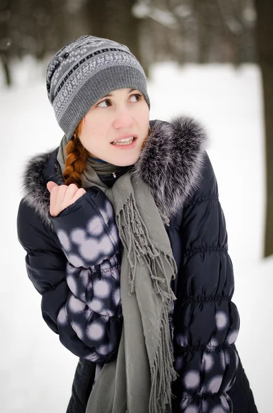 Girl is very cold — Stock Photo, Image