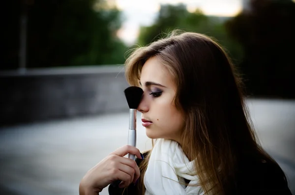 Flicka med makeup borste — Stockfoto