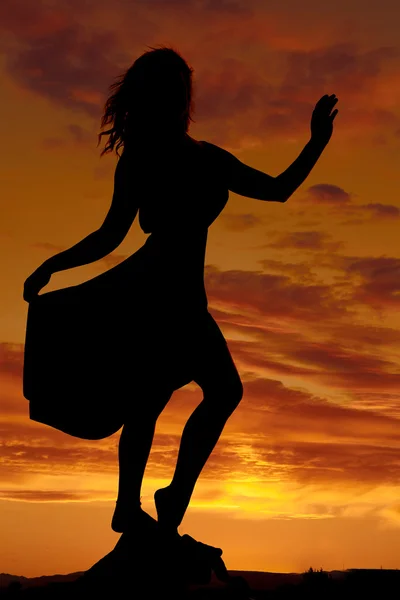 Frau im Kleid Sonnenuntergang — Stockfoto
