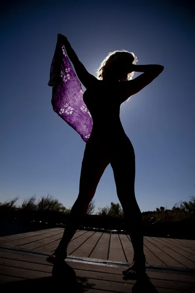 Kvinna sarong dock sunset — Stockfoto