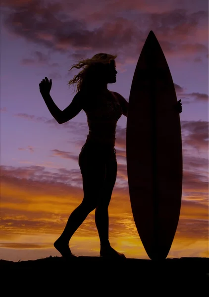 Woman stand by surfboard sunset — Stock Photo, Image