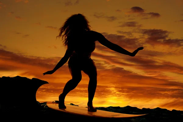Vrouw surfen zonsondergang — Stockfoto