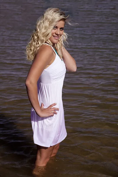 Mulher vestido branco stand na água — Fotografia de Stock