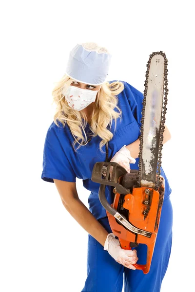 Sjuksköterska med motorsåg ser sidan. — Stockfoto