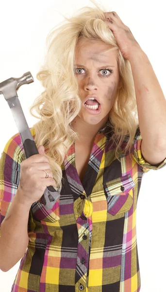 Vrouw gefrustreerd met hamer in de hand — Stockfoto