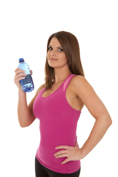 粉红色衬衫和瓶水的女人 — 图库照片