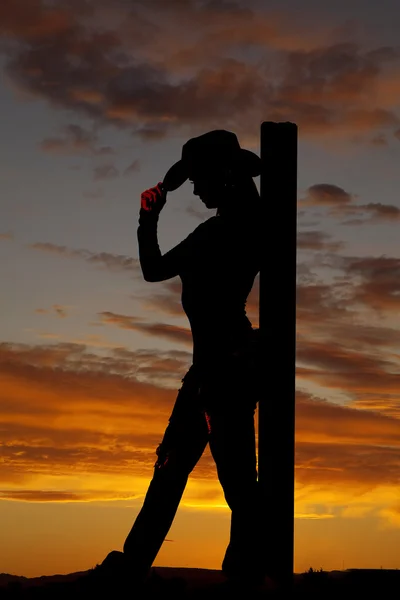 Woman cowgirl lean against post — Stock Photo, Image