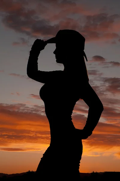 Žena západem slunce cowgirl stojan — Stock fotografie