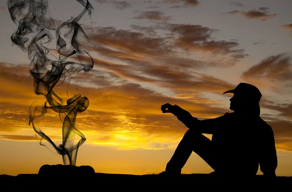 Kvinna silhuett rök — Stockfoto