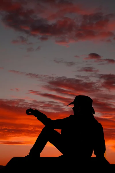 Femme assise chapeau coucher de soleil — Photo