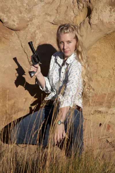 Mujer en pistola de hierba —  Fotos de Stock