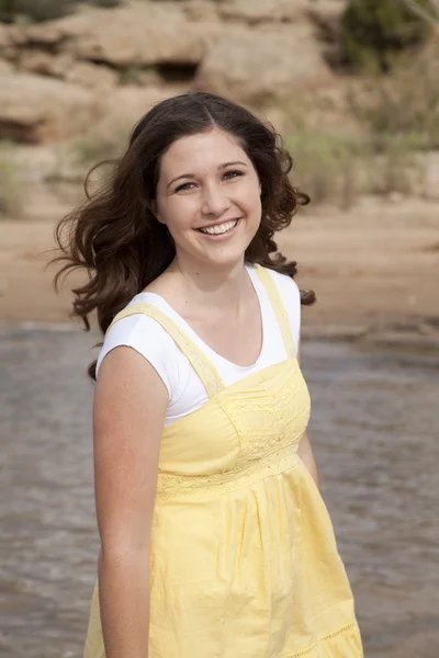 Smile gul klänning — Stockfoto