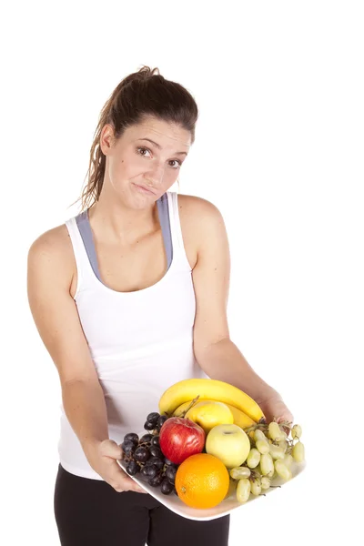 Vrouw in witte tank boven niet zeker over fruit — Stockfoto