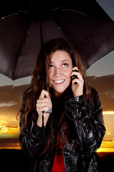 Kadın telefonu şemsiyesi altında — Stok fotoğraf