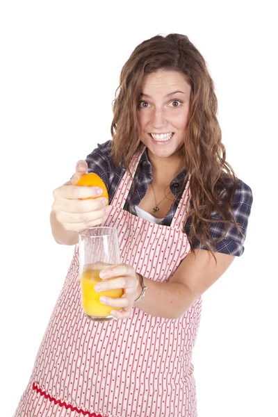 Woman squeezing orange juice looking — Stock Photo, Image