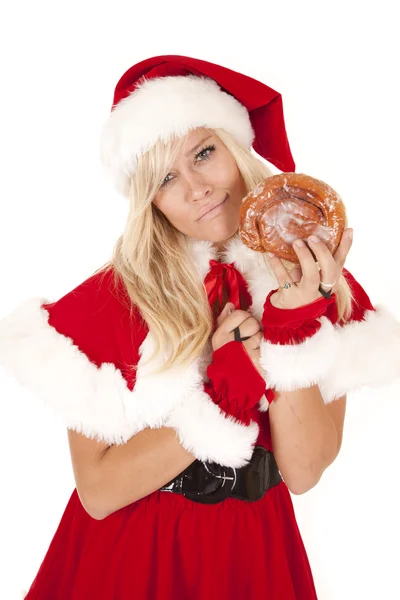 Миссис Санта запуталась в пончике — стоковое фото