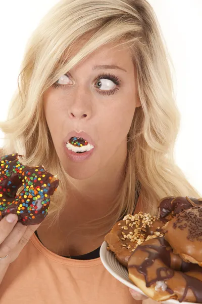 Mulher pego mordendo donut — Fotografia de Stock