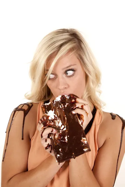 Mulher pego com gotejamento de chocolate — Fotografia de Stock