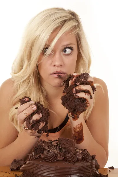 Женщина горсть торта поймали — стоковое фото
