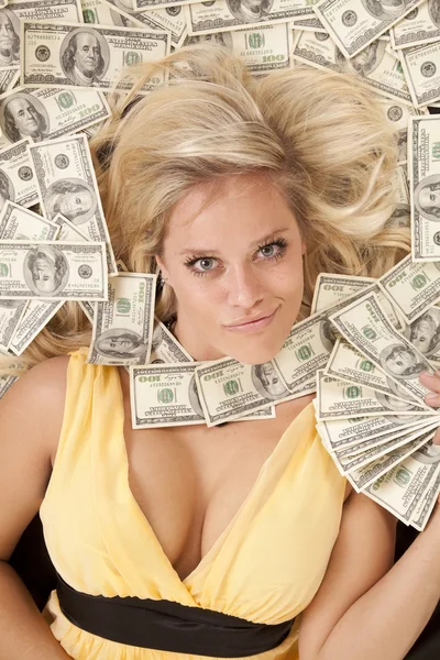 Femme tête dans l'argent avec ventilateur d'argent — Photo